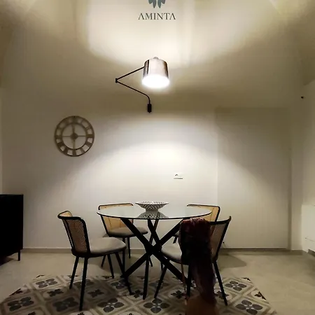 度假居 Aminta, Tirsi